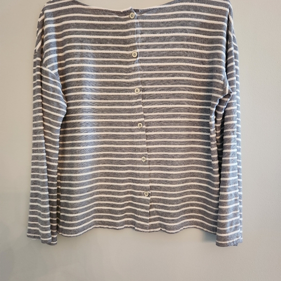 A NEW Day Womens Navy and Blue Stripe shirt with back buttons.  Size M - Picture 4 of 4